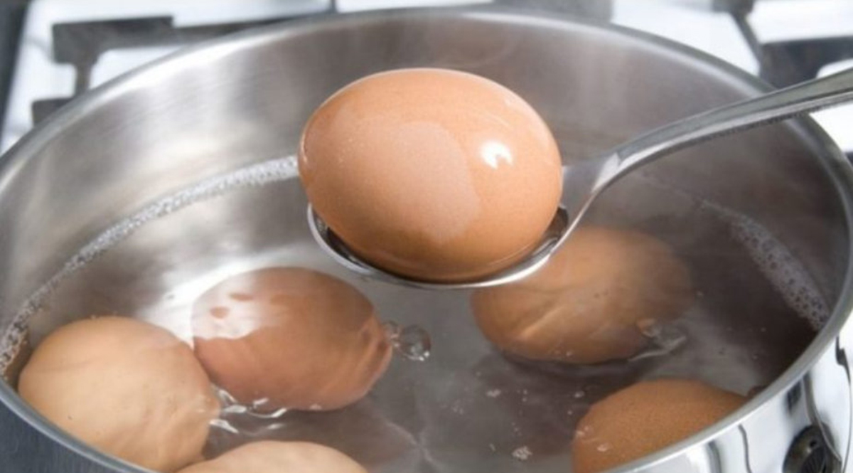 Adaugă puțin bicarbonat de sodiu atunci când fierbi ouăle – Explicația este genială