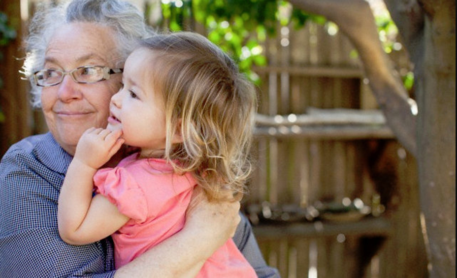 S-a demonstrat că bunica este cel mai important om din viața copilului – Iată de ce